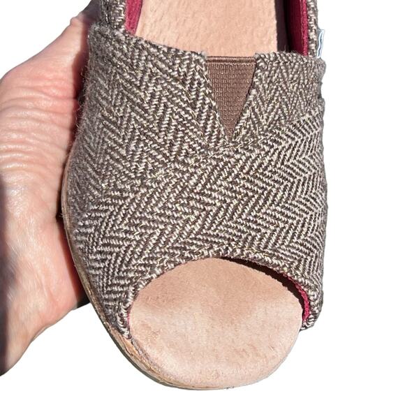 Tom’s Women’s Brown & Tan Herringbone Peep-Toe Cork Wedges Size 7 - Picture 8 of 13